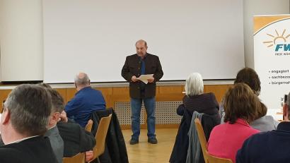 Bild: adj
Manfred Plössner informierte über die Politik im Kreistag. Unter anderem äußerte er sich zur Kliniken AG und zur geplanten Zusammenlegung der Rettungszweckverbände in der Region