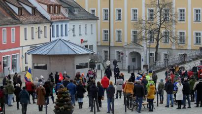 Bild: Wolfgang Steinbacher
Manche hatten blau-gelbe Flaggen dabei: Rund 70 Bürger zeigten am Freitagnachmittag am Luitpoldplatz ihre Solidarität mit der von Russland überfallenen Ukraine. Zwei diese Woche aus der Ostukraine geflohene Frauen berichteten teils unter Tränen von ihrer gefährlichen und anstrengenden Reise nach Sulzbach-Rosenberg.