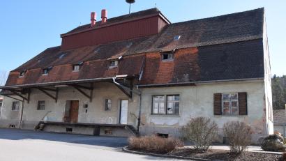 Bild: bö
Das ehemalige Verwaltungsgebäude der BayWa (rechter Teil) samt Lagerhaus wird dem Neubau für einen Einkaufsmarkt weichen müssen.