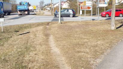 Bild: e
Statt den ungefährlichen und asphaltierten Radweg zur Überquerung der Sebastian-Kneipp-Straße zu benutzen, fahren viele Radfahrer geradeaus über den „Trampelpfad“ in die Straße ein und stehen direkt vor rechts abbiegenden Fahrzeugen.