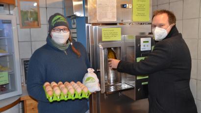 Bild: ak
Neben frischer Milch aus dem Automaten bietet der Gerstenhofladen von Regina Nickl auch unter anderem Eier und Kartoffeln. Bürgermeister Christian Porsch zapft sich gerade einen Liter am Automaten.