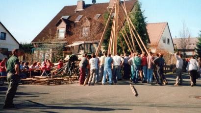 Archivbild: ld
Unter großer Beteiligung der Bevölkerung wurde 1997 der erste Maibaum aufgestellt.