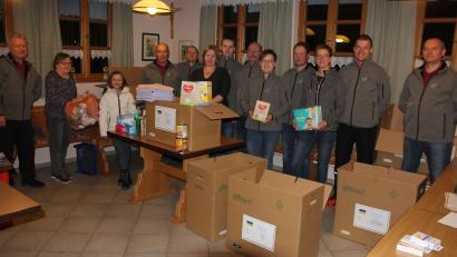 Bild: kro
Die Mitglieder der Vorstandschaft und der Schützengruppe beim Einpacken der Sachspenden. Links Vorsitzender Ludwig Gradl.