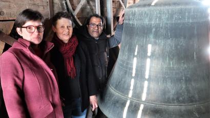 Bild: rha
Der Stefansdom in Wien hat seine Pummerin; die Vilsecker Stadtpfarrkirche hat ihre Peuglerin. Sie erklingt seit 500 Jahren zur Ehre Gottes und lädt täglich zum Gebet ein. Pater Robin und die Vilsecker Mesnerinnen Michaela Kreuzer (Mitte) und Sabine Kederer (links) stiegen die 100 Stufen im Kirchturm hinauf, um der Peuglerin zu ihrem 500. Geburtstag einen Besuch abzustatten.