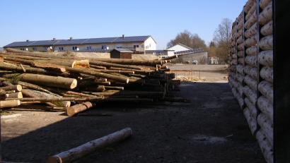 Bild: pz
Auf dem Gelände der Grüngut-Annahmestelle an der Klärwerkstraße wird zurzeit in Richtung Schwanenwiese eine Wand mit Rundhölzern (rechts) aufgebaut, um mehr Platz für das angelieferte Material zu gewinnen.
