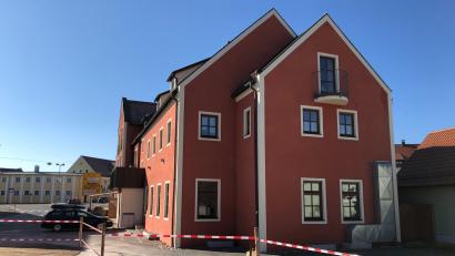 Bild: mis
Der Gasthof Sporrer wird durch einen Anbau an dieser Seite erweitert. Links ist der aktuelle Eingangsbereich, im Vordergrund der nun freie Jobplatz zu sehen.