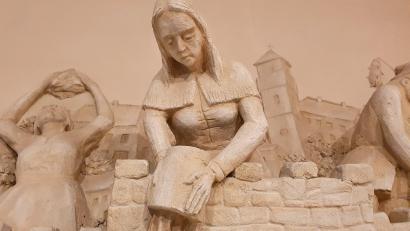 Bild: Wolfgang Würth
Agnes Raith wie Max Langhammer sie sich vorgestellt hat. Der Pressather Künstler schuf in den 1960er Jahren ein Stuckwerk im Pressather Heimatmuseum, das die Schlacht gegen die Schweden zeigt.