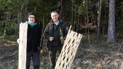 Bild: Julian Beer/exb
Die klimafitten Pflanzen und den ökologischen Einzelschutz erhalten die Initiatoren von Matthias Baumgartner von der WBV Oberviechtach. Die Waldvorbereitung und Pflanzung übernimmt das Team von Forst Eibenstein mit Organisator Jürgen Donhauser.