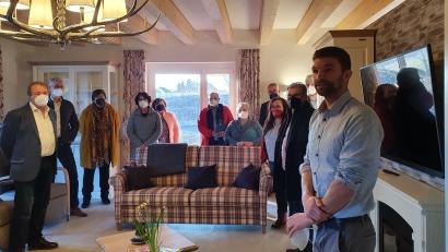 Bild: Lowak
Der Stadtrat Windischeschenbach besucht die neu eröffnete Tagespflege des ARV in Windischeschenbach. Einrichtungsleiter Stefan Lischewski (rechts) führt die Gruppe durch die Räume.