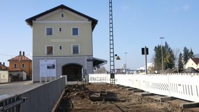 Bild: Hirsch
Momentan wird im Bereich des Bahnhofs Schwarzenfeld schon gearbeitet, um Platz zu schaffen für die Maschinen, die Container und was sonst noch für den Neubau der Bahnsteige benötigt wird. Der eigentliche Baubeginn ist am 4. April.