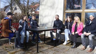 Bild: mfh
Über die Lage der Flüchtlinge informierten (von links) Maria Kustus, Praktikantin Alise Andrejeva, Iwan Kustus, Bürgermeister Peter Achatzi, Klassenleiterin Elena Pilhofer, Schulleiterin Birgit Molitor und Thomas Matthalm als Koordinator der Neukirchener Hilfsgemeinschaft.