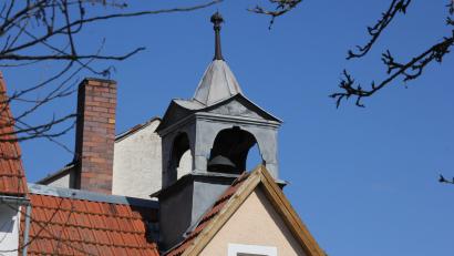 Bild: kro
Diese Dorfglocke, inklusive des Glockenhauses, auf den Anwesen der Familie Fröhlich in Dippersreuth soll erneuert werden.. Die Marktgemeinde wird dieses Projekt mit 10 Prozent bezuschussen, fordert jedoch vorher noch eine genaue Kostenaufstellung.