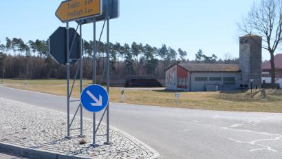 Bild: do
Zwischen der Staatsstraße und der Kreisstraße in Richtung Trabitz soll der neue Bauhof der Gemeinde Speinshart entstehen. Das alte Feuerwehrhaus, bisher als Bauhofgebäude genutzt, wird der Spitzhacke zum Opfer fallen