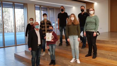 Bild: Gymnasium Neustadt
Die Schulfamilie freut sich über das Preisgeld von 1000 Euro für ihren digitalen Tag der offenen Tür.