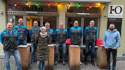 Bild: Klinikum/Borchers/exb
Die Mitglieder des Stammtischs „Gusti“ und Colomba-Chef Daniel Hoffmann (ganz rechts) freuen sich mit Christina Neiß (vorne) vom Kinderpalliativteam.