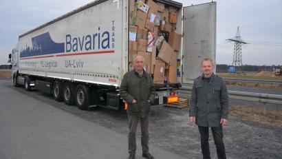 Bild: jr
Ein 40-Tonner, voll beladen mit Hilfsgütern, startete Montagmittag von Mitterteich aus nach Lwiw/Lemberg in der Westukraine. Willibald Kreger (links) begleitet dabei den ukrainischen Fahrer. Mit im Bild Paul Brysch, dessen Aktion „Konvoi der Menschlichkeit“ die Fahrt unterstützt.