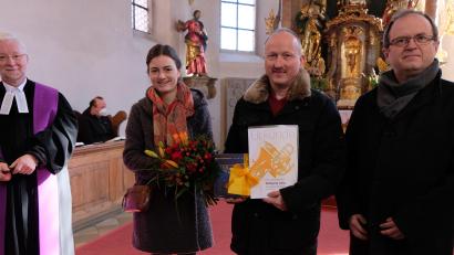 Bild: le
Lob, Dank und Anerkennung für 30 Jahre treuen kirchlichen Dienst als Leiter des Posaunenchores galten im Sonntagsgottesdienst Wolfgang Lang. Von links: Pfarrer Wilfried Römischer, stellvertretende Chorleiterin Andrea Riedel, Wolfgang Lang und Obmann Richard Riedel.