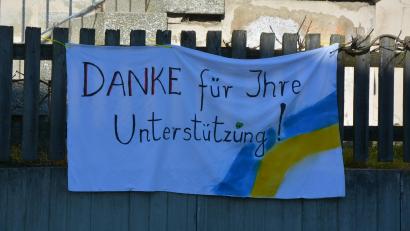 Bild: jr
Dieses Plakat hängt derzeit beim Benefizium in Konnersreuth. In der Notunterkunft im nahen Fockenfeld sind in diesen Tagen die ersten Flüchtlinge aus der Ukraine untergebracht worden.
