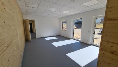 Bild: Stadt Bärnau/exb
In nur wenigen Monaten sind die Umkleiden an der alten Turnhalle zu einer weiteren Kinderkrippengruppe umgebaut worden. Am Sonntag, 20.3., steht die Segnung im Terminkalender, am Montag, 21.3., wird dann der Betrieb starten.