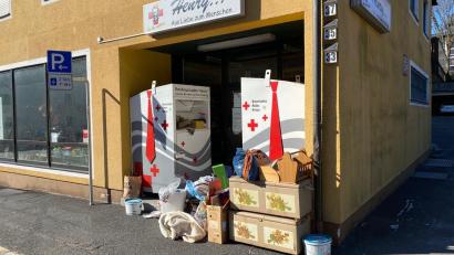 Bild: fph
Völlig zugemüllt war am Sonntag der Eingangsbereich des BRK-Ladens „Henry“.