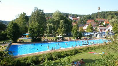Archivbild: sre
Wenn das Freibad in Etzelwang heuer seine Pforten öffnet, wird manches anders sein als in den vergangenen Jahren.