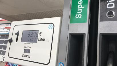Bild: upl
Hier wird am Montagmittag in Nabburg gerade Super E10 getankt. Der Euro-Zähler schnellt nach oben. Für 15 Liter sind bereits mehr als 33 Euro zu bezahlen.