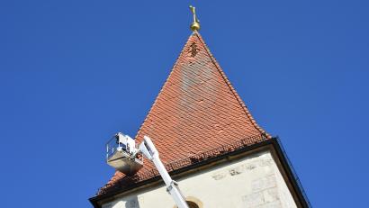 Bild: oe
In luftiger Höhe direkt unterm Kreuz hat der Sturm an der Frauenkirche in Ammerthal Schäden hinterlassen, die nun ausgebessert werden.