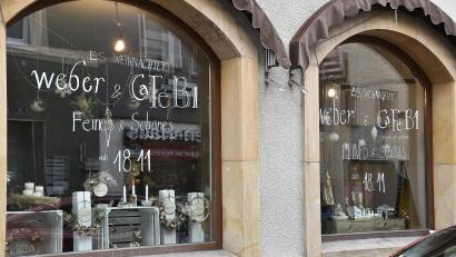 Bild: Petra Hartl
In der Oberen Nabburger Straße 1 öffnet am Donnerstag, 18. Dezember, für vier Wochen der Popup-Store „Feines und Schönes“ von Stephanie Weber und Julia Hierstetter. An den Wochenenden wird Kunsthandwerk präsentiert.