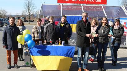Bild: wro
Aus den Händen von Marion Schildknecht (Dritte von rechts) nahm Thomas Plank, Leiter des Arbeitskreises Asyl (Fünfter von rechts), 500 Euro vom Pfarrgemeinderat für die Ukrainehilfe Wiesau entgegen. Begleitet wurde Schildknecht von weiteren Mitgliedern des Gremiums. 800 Euro aus einer Sammelbüchsen-Aktion auf dem Rewe-Parkplatz steuerten Michael Dutz (links) und Oliver Zrenner (Fünfter von links) bei.