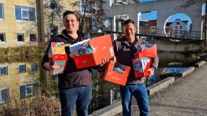 Bild: Landratsamt Bayreuth/exb
Schneidermarkt-Geschäftsführer Patrick Schneider (rechts) liefert mit einem seiner Mitarbeiter die Waren für die Willkommenspakete an. Die Pakete sind für Geflüchtete aus der Ukraine gedacht.