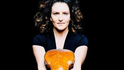 Bild: Marco Borggreve/exb
Ferschtman hat unter anderem mit dem Concertgebouw-Orchester (Amsterdam) und dem Rotterdams Philharmonisch Orkest konzertiert. Nun tritt sie mit der Kammerakademie Potsdam im Amberger Stadttheater auf.