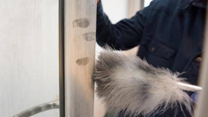 Symbolbild: Patrick Seeger/dpa
Die Polizei hat an den Tatorten Fingerabdrücke gesichert.