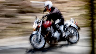 Symbolbild: Peter Steffen/dpa
Zwei Motorradunfälle in kurzer Zeit.