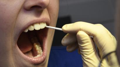 Symbolbild: Petra Hartl
Per Rachen- oder Nasenabstrich wird eine mögliche Coronainfektion ermittelt.