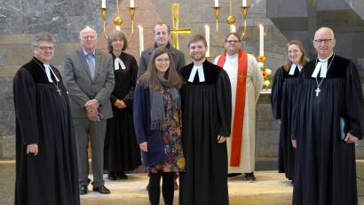 Bild: gac
Nach langer Vakanz haben Rosenberg und Poppenricht wieder einen eigenen Pfarrer (von links): Dekan Karlhermann Schötz, Wolfgang Böttner (evangelische Gemeinde Poppenricht), Pfarrerin Anja Scheel-Böß (Kaiserslautern), Michael Kohl (evangelische Gemeinde Rosenberg), Tabea und Daniel Götzfried, Sebastian Damm (Hof), Pfarrerin Elise Badstiber (Geroldshausen) und Regionalbischof Klaus Stiegler nach der Einsegnung.