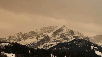 Bild: Angelika Warmuth//dpa
Über den Gipfen des Wetterstein-Gebirges zieht schlechtes Wetter mit Sahara-Staub auf.