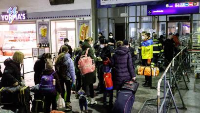 Bild: Matthias Balk/dpa/Archivbild
Immer mehr Menschen, die vor dem Krieg in der Ukraine geflohen sind, kommen aktuell bei uns (hier in München) an. Die Kinder darunter sollen möglichst schnell in die Schulen integriert werden.