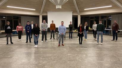 Bild: Stadt Waldsassen/exb
Der neu gewählte Jugendstadtrat traf sich zur konstituierenden Sitzung in Waldsassen. Vorsitzender ist Christian Urbanek (vordere Reihe, Mitte), Leonie Lang (links daneben) fungiert als Stellvertreterin.