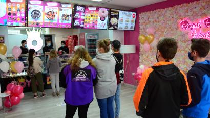 Bild: Kunz
Die ersten Kunden (vorne) warteten zwei Stunden auf den Einlass.