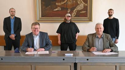 Bild: Susanne Schwab, Stadt Amberg/exb
Der Personalratsvorsitzende des städtischen Wirtschaftsschule Marc Stahl, Oberbürgermeister Michael Cerny, Inklusionsbeauftragter Tobias Berz, Schwerbehindertenbeauftragter Martin Kroher und der Personalratsvorsitzende der Stadt Amberg Christian Braun (von links) bei der Unterzeichnung der Inklusionsvereinbarung der Stadt Amberg.