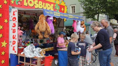 Bild: frd
Verkaufsoffene Sonntage bringen Leben in die Altstadt Oberviechtach, wie hier beim Michaelimarkt im September 2021.