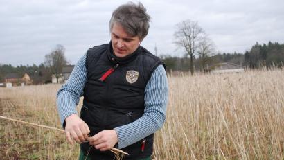 Bild: cvl
Stefan Adam aus Fünfeichen bei Erbendorf auf seinem Feld mit Nutzhanf: "Ich finde, dass der Anbau von Hanf in Deutschland eine interessante Alternative ist."