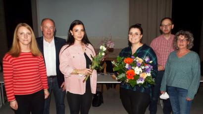 Bild: e
Wechsel im Amt der Kümmersbrucker Jugendpflegerin (von links): Jugendbeauftragte Sonja Finsterer, Bürgermeister Roland Strehl, die neue Jugendpflegerin Sina Bender-Özavci und ihre Vorgängerin Helena Schubert, Hauptamtsleiter Wolfgang Roggenhofer sowie Jugendbeauftragte Gabi Pilz.