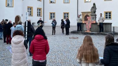 Bild: Lucas Lobmeier/exb
Eine Station des ökumenischen Kreuzwegs der Jugend befand sich im Schlosshof.