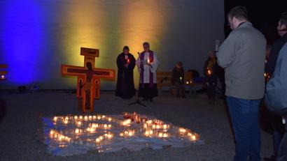 Bild: bnr
Pfarrerin Barbara Hofmann und Pfarrer Hannes Lorenz beteten zusammen mit den Besuchern für Frieden in der Ukraine.
