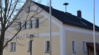Bild: ak
Die Sirene auf dem Kastler Rathaus wird – wie auch jene in Reuth und Unterbruck – mit einer digitalen Steuerung nachgerüstet. Nach einer Lösung für Troglau wird noch gesucht.