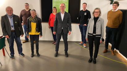 Bild: hod
Von links: Bernd Hofmann (Stellvertreter), Bernhard Wiederer (Schriftführer), Vroni Hofmann (Kassenprüferin), Petra Mulzer (Beisitzerin), Heiner Reber (Vorsitzender), Klaus Meierhöfer (Beisitzer), Monika Höllerer (Kassenwartin), Uli Münchmeier (Kassenprüfer).