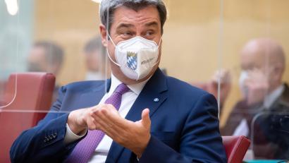 Bild:  Sven Hoppe/dpa
Ministerpräsident Markus Söder (CSU) gestikuliert auf der Regierungsbank im im bayerischen Landtag.
