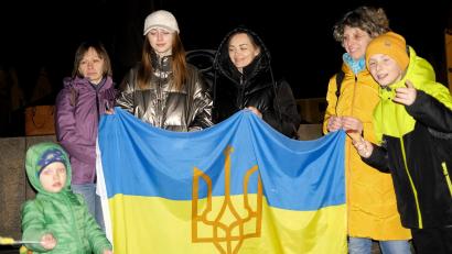 Bild: Hirsch
Geflüchtete ukrainische Familien beteiligten sich an der Friedenskundgebung am Schwandorfer Marktplatz. Für sie sprach Galyna Bilchenko (links).