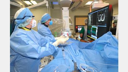 Bild: Wolfgang Würth
Bei dem Eingriff ist Präzision gefragt: Prof. Christoph Birner (rechts) und Leitenden Oberärztin Dr. Verena Fabiunke-Dörr arbeiten eng zusammen.